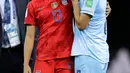 Pemain AS, Alex Morgan menghibur pemain Thailand, Miranda Nild usai pertandingan grup F Piala Dunia Wanita Prancis 2019 di Stadion Auguste-Delaune di Reims, Prancis (11/6/2019). Amerika Serikat berhasil menang telak atas Thailand dengan skor 13-0. (AP Photo/Alessandra Tarantino)
