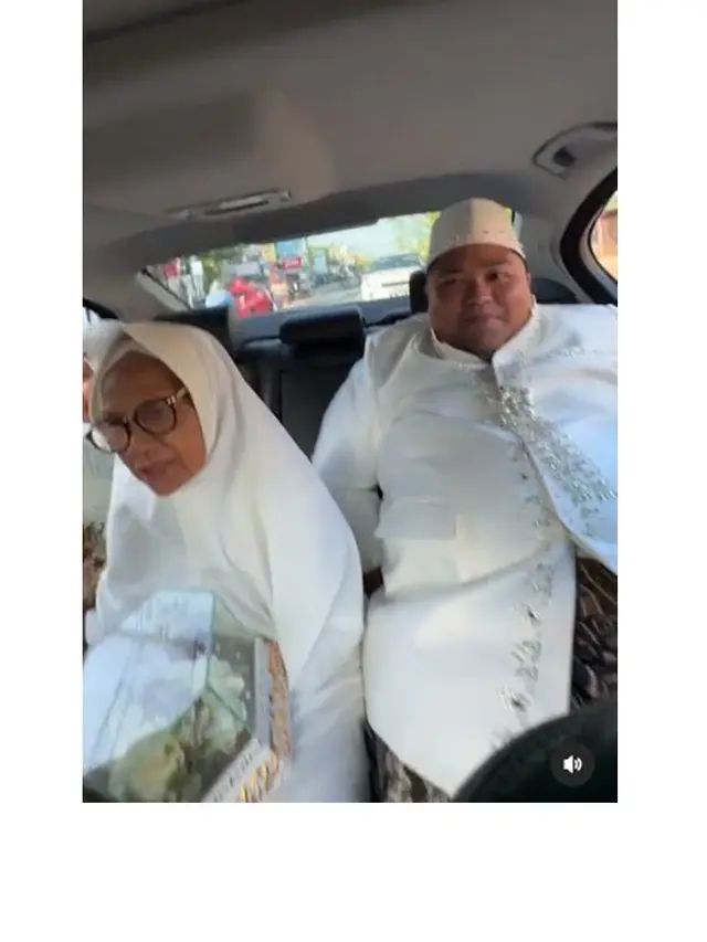8 Momen Pernikahan Tommy Kaganangan 'May Gondrong Ronaldowati', Penuh Haru Bahagia
