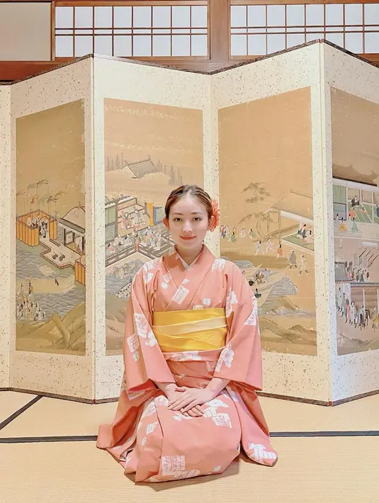 Setelah hanbok, Natasha juga menyempatkan diri mengenakan pakaian tradisional Jepang dalam kunjungannya ke Negeri Sakura pada Desember 2022 lalu. [@natashawilona12]