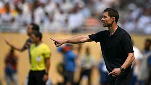 Pelatih Real Madrid, Xabi Alonso memberikan perintah dari pinggir lapangan saat laga Grup H Piala Dunia Antarklub 2025 melawan Al Hilal di Hard Rock stadium, Miami, Amerika Serikat, Kamis (19/06/2025) WIB. (AFP/Patricia De Melo Moreira)