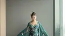 Busana yang terdiri dari tube dress dan outer itu menampilkan detail flora dan fauna yang cantik [@clarissatanoe]