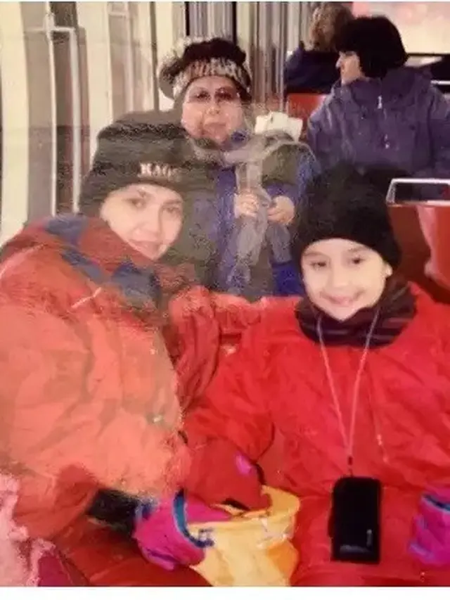6 Foto Lawas Rieta Amilia Saat Asuh Nagita Slavina Kecil, Ibu Siap Siaga