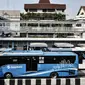 Bus Transjakarta berhenti di shelter Harmoni, Jakarta, Minggu (2/8/2020). PT Transjakarta akan menambah armada sebanyak 155 mengantisipasi lonjakan pelanggan saat diberlakukan kebijakan ganjil genap di sejumlah ruas jalan utama Jakarta pada Senin, 3 Agustus 2020. (merdeka.com/Iqbal Nugroho)