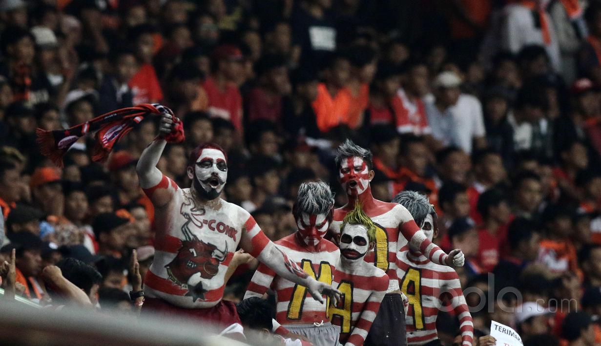 Suporter Madura United atau biasa disebut K-Conk mania setia mendukung timnya melawan Persija Jakarta pada lanjutan Liga 1 2017 di Stadion Patriot, Bekasi, Kamis (4/5/2017). Persija kalah dari Madura 0-1. (Bola.com/Nicklas Hanoatubun)