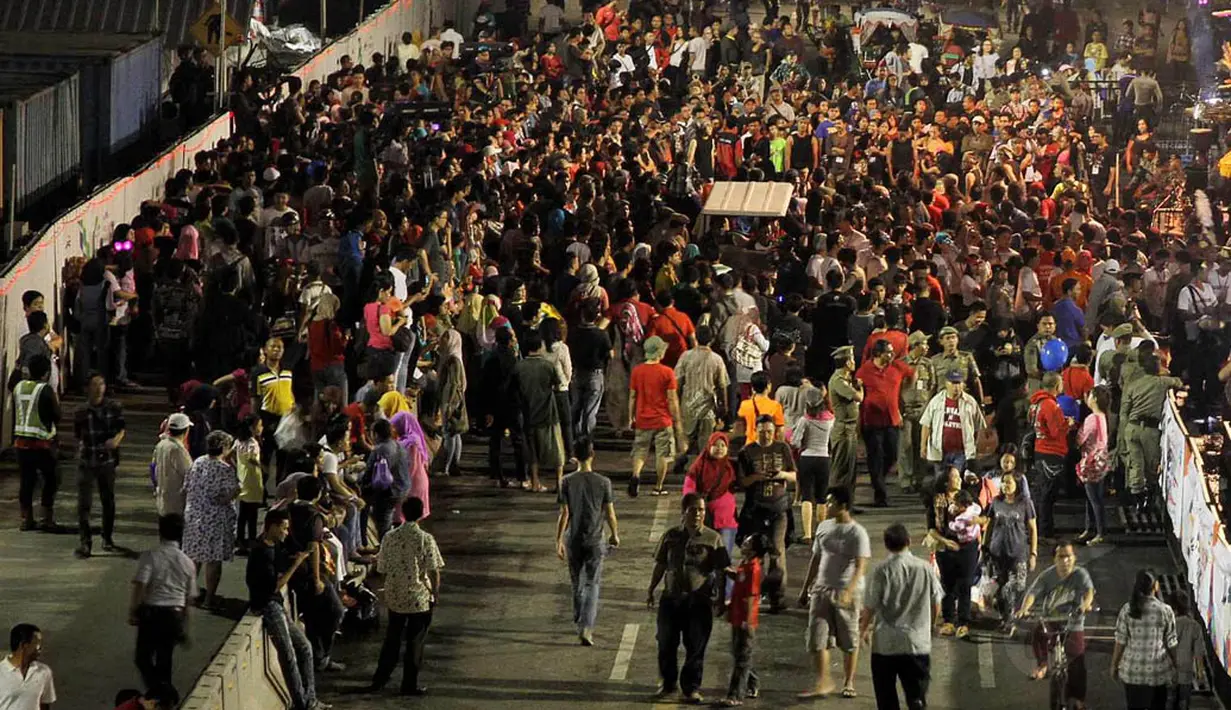 Ribuan muda-mudi memadati kawasan Bundaran HI Jakarta untuk menikmati ragam hiburan (Liputan6.com/Faizal Fanani) 