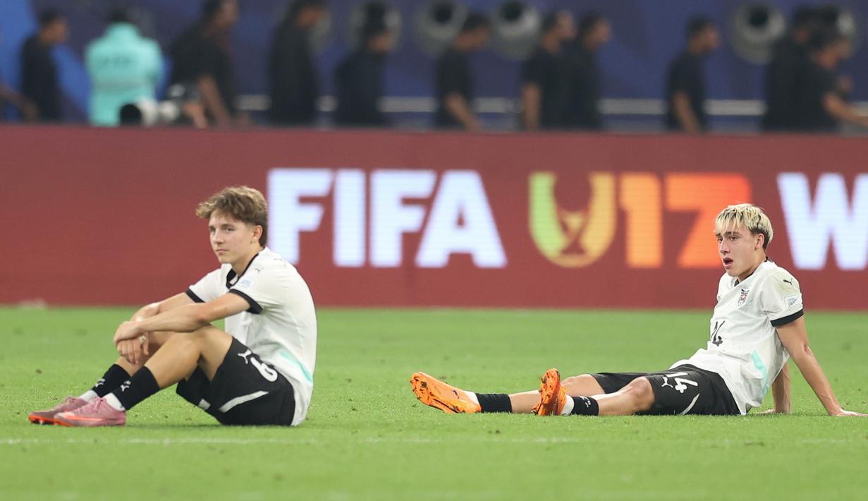 Pemain Austria tampak lesu setelah ditaklukkan Portugal di final Piala Dunia U-17 2025 di Khalifa International Stadium, Kamis (27/11/2025). (AP Photo/Hussein Sayed)