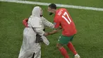 Gelandang Maroko #17 Sofiane Boufal merayakan bersama ibunya setelah lolos ke semifinal dengan mengalahkan Portugal pada babak 8 besar Piala Dunia 2022 di Stadion Al-Thumama di Doha, Sabtu (10/12/2022). Sofiane Boufal melakukan selebrasi dansa ditemani ibunya usai Maroko menang 1-0 atas. (JUAN MABROMATA / AFP)