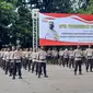 Sejumlah etugas keamanan mengikuti apel pergeseran personel ke TPS di kawasan Stadion Manahan Solo, Selasa, (8/12).(Liputan6.com/Fajar Abrori)