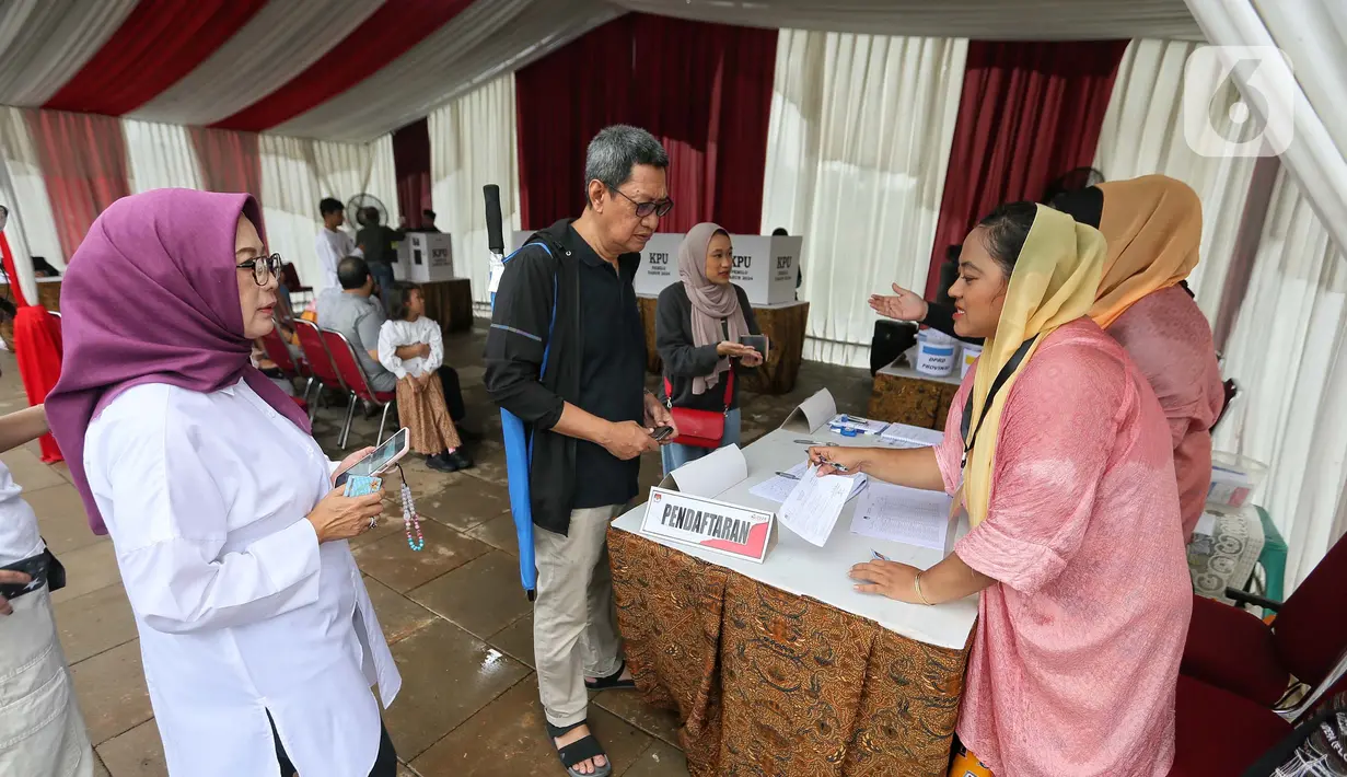 Warga sesaat sebelum menggunakan hak politiknya pada Pemilu 2024 di TPS 60 Lebak Bulus, Jakarta, Rabu (14/2/2024). (Liputan6.com/Angga Yuniar)