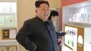 Pemimpin Korea Utara, Kim Jong-Un tersenyum ketika memeriksa pabrik kosmetik di Pyongyang, 29 Oktober 2017. Kantor berita KCNA kembali merilis aktivitas kunjungan kerja Jong-Un (AFP PHOTO / KCNA VIA KNS / STR)