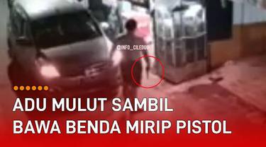 Video CCTV memperlihatkan sebuah mobil tabrak motor yang parkir di depan warung viral di media sosial.