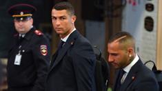 Bintang Portugal, Cristiano Ronaldo, saat tiba di Bandara Zhukovsky, Moskow, Sabtu (9/6/2018). CR 7 akan berjuang bersama Portugal pada ajang Piala Dunia 2018 Rusia. (AFP/Yuri Kadobnov)