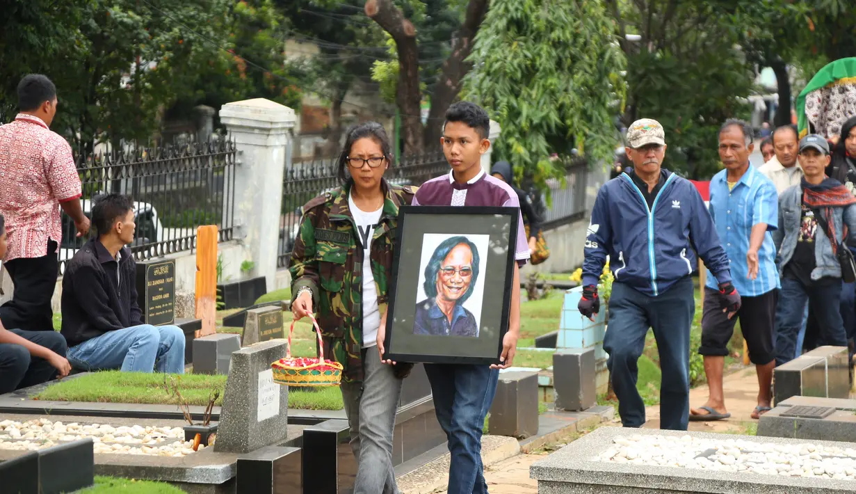Ratusan orang baik dari keluarga, tetangga dan sahabat sesama musisi serta para penggemarnya ikut mengantarkan ke peristirahatan terakhirnya di TPU Tanah Kusir. Kesedihan mewarnai melepas kepergian musisi legendaris itu. (Daniel Kampua/Bintang.com)