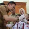 Pj Wali Kota Malang, Wahyu Hidayat memberikan imunisasi polio untuk siswa di SD Negeri Kauman 2 pada Senin, 14 Januari 2024
