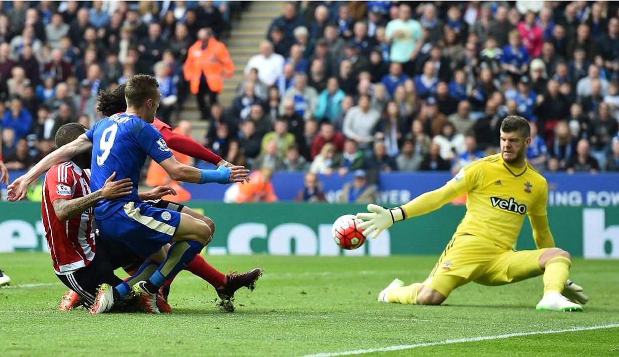 Pemain Leicester, Jamie Vardy, berusaha menaklukkan kiper Southampton, Fraser Forster, dalam laga Liga Inggris di Stadion King Power, Leicester, Minggu (3/4/2016). (AFP/Ben Stansall)