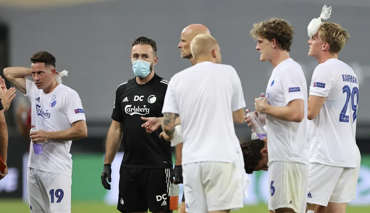 Pemain Copenhagen melakukan pendinginan sebelum menghadapi Inter Milan pada perpanjangan waktu perempat final Liga Europa di Cologne, Jerman, Senin (10/8/2020). Manchester United menang 1-0. (Wolfgang Rattay/Pool via AP)