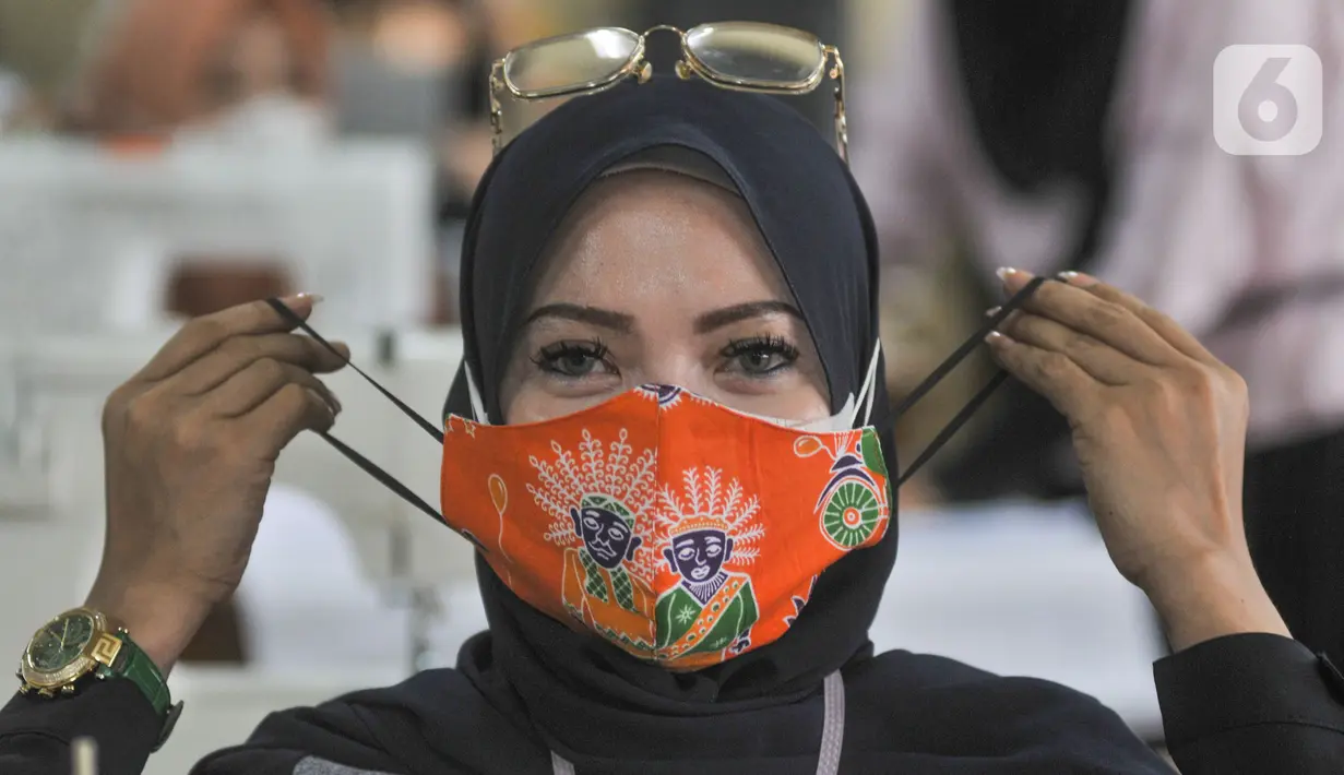 Peserta menjajal masker yang dibuat dari kain perca saat kegiatan pelatihan di Kantor Sudin Pendidikan Wilayah I, Kompleks Wali Kota Jakarta Pusat, Selasa (26/10/2021). Pelatihan ini untuk memberikan peserta keterampilan agar siap dalam mengisi kesempatan kerja. (merdeka.com/Iqbal S Nugroho)