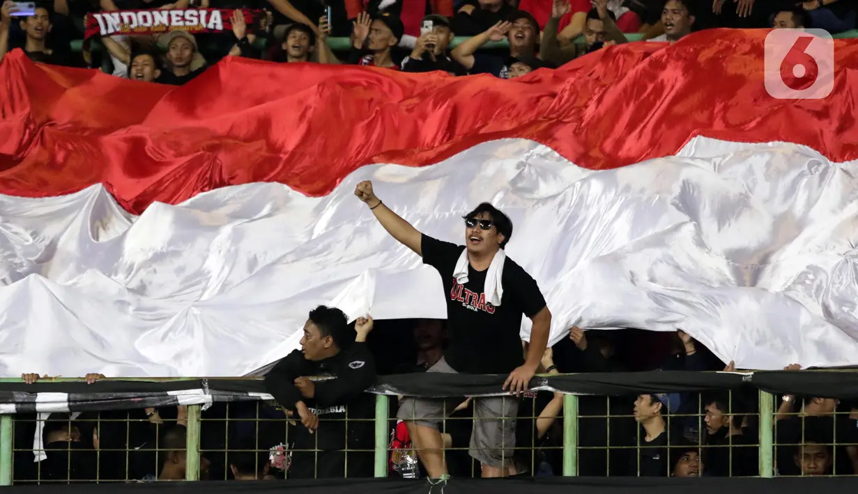 Suporter saat menyaksikan laga Timnas Indonesia U-19 melawan Vietnam U-19 pada kualifikasi grup A Piala AFF U-19 2022 di Stadion Patriot Candrabhaga, Bekasi, Jawa Barat, Sabtu (2/7/2022). Selama menyaksikan laga, para suporter terus meneriakkan yel-yel dukungan untuk Timnas Indonesia U-19. (Liputan6.com/Helmi Fithriansyah)