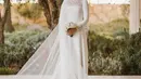 Putri Iman dari Yordania tampil mengenakan gaun putih panjang beraksen lace di bagian leher dari Dior. [@dior]