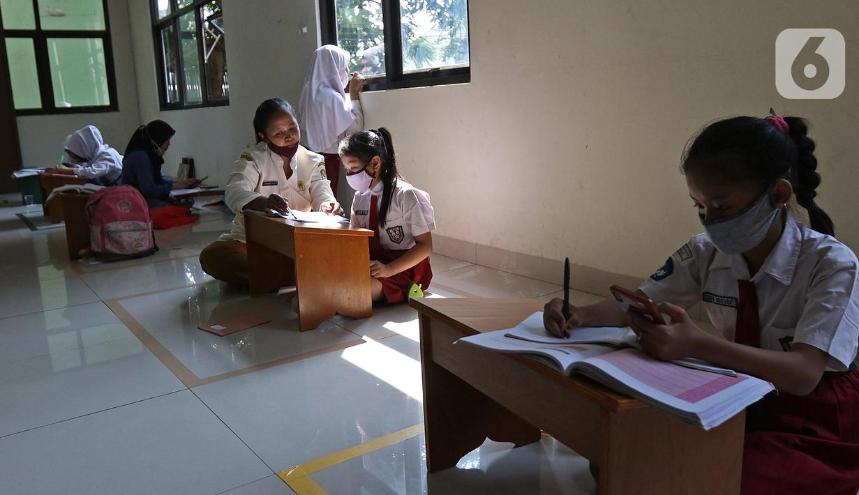Sejumlah siswa belajar di Aula Kelurahan Jatirahayu, Bekasi, Jawa Barat, Rabu (29/7/2020). Pemerintah Kota Bekasi melalui Kelurahan Jatirahayu menyediakan fasilitas wifi gratis bagi siswa yang terkendala kuota internet dalam kegiatan belajar secara daring. (Liputan6.com/Herman Zakharia)