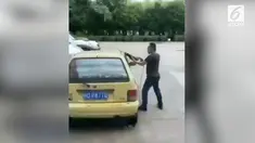 Seorang pria nekat membelah mobil yang menghalangi parkirnya. Tindakan ini dilakukan lantaran ia kesal menunggu terlalu lama.