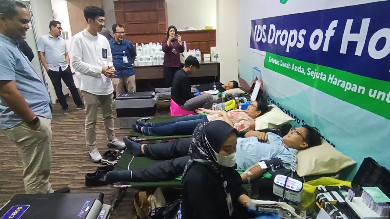 Karyawan dan manajemen BUMN ID Survey sedang melakukan donor darah dalam rangka ulang tahun perusahaan. Foto: Liputan6.com/ Felek Wahyu