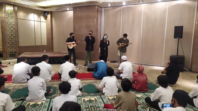 Band HIVI! merasa tertantang saat tampil di depan puluhan anak yatim piatu.
