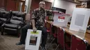 Ketua KPU Arief Budiman mencoba kekuatan menduduki kotak suara Pemilu 2019 di kantor KPU, Jakarta, Kamis (16/11). Arief menyebut biaya yang akan dikeluarkan diprediksi lebih sedikit dibanding kotak suara berbahan plastik. (Liputan6.com/Faizal Fanani)