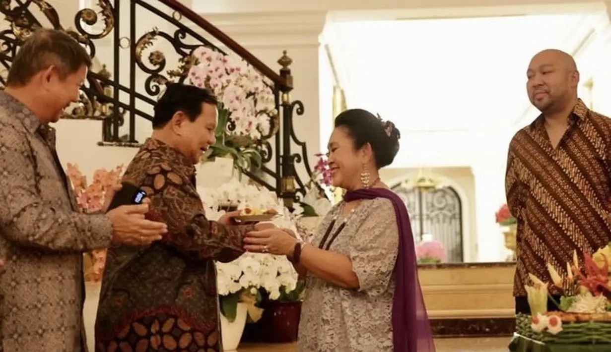 Dalam unggahannya, Prabowo membagikan beberapa foto pesta ulang tahun Titiek yang dirayakan bersama anak semata wayang mereka, Didit Hediprasetyo yang mengenakan kemeja batik lengan panjang. [@prabowo]