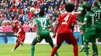 Bayern Muenchen secara mengejutkan tumbang di tangan Augsburg dalam laga pekan ke-32 Bundesliga Jerman. Bermain di Allianz Arena, Sabtu (9/5/2015) malam WIB, The Bavarians takluk dengan skor 0-1 atas Augsburg.