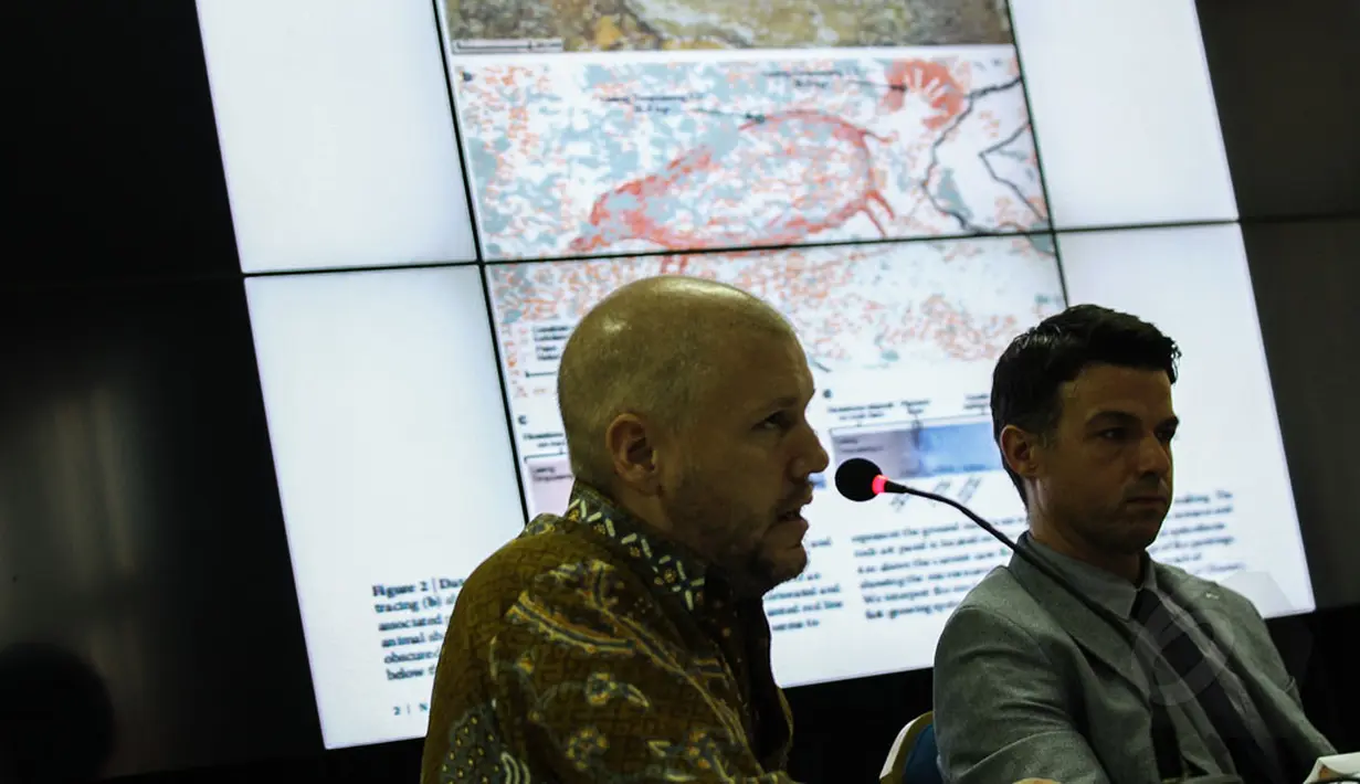 Arkeolog Universitas Griffiths Australia, Maxime Aubert memberikan beberapa keterangan seputar penemuan lukisan di dinding sejumlah gua karst di Kabupaten Maros, Sulawesi Selatan, Jakarta, (9/10/2014). (Liputan6.com/Faizal Fanani)