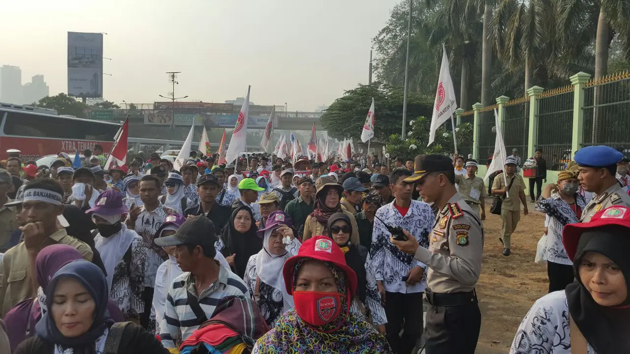 Demo Guru Honorer di Depan DPR