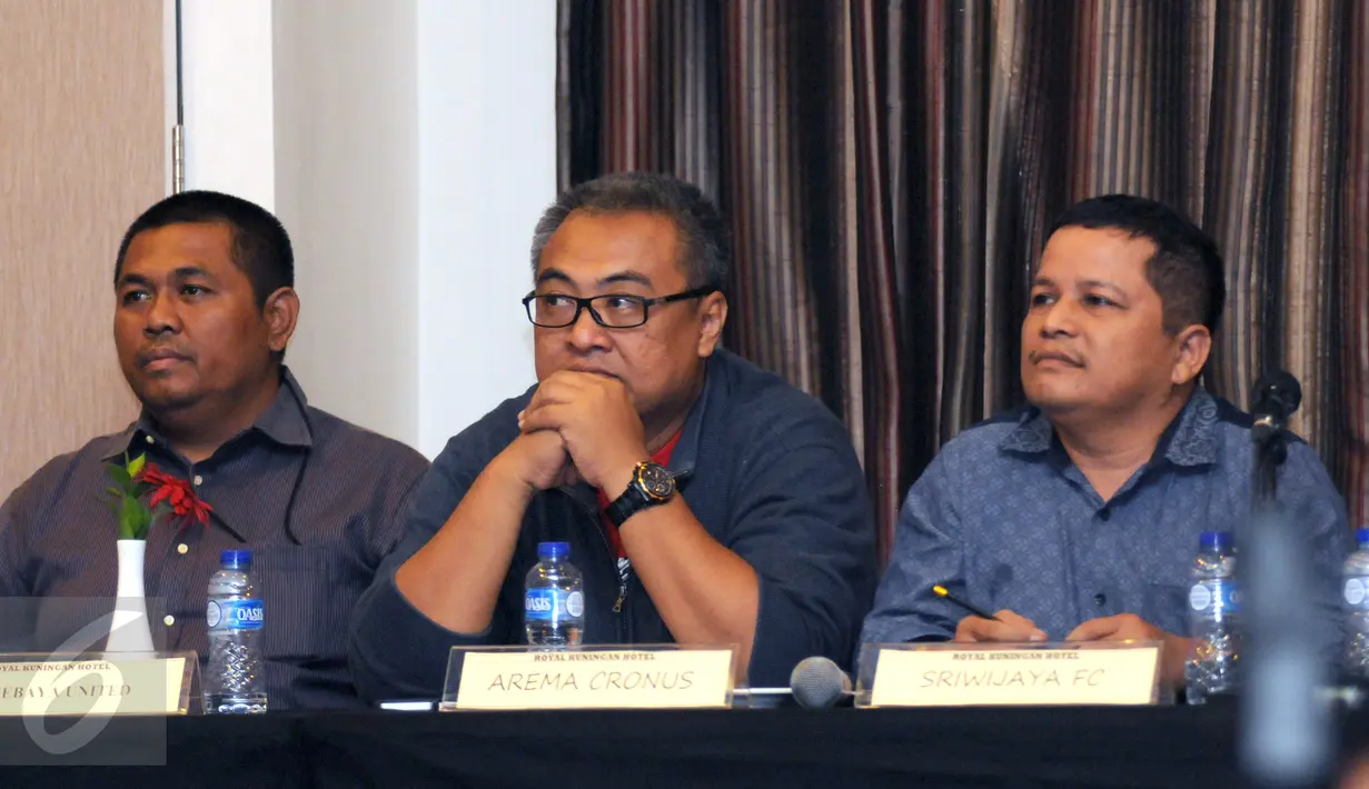 Manajer Arema Cronus, Rudi Widodo (tengah) memerhatikan proses Drawing 8 Besar Turnamen Piala Presiden 2015 di Jakarta, Jumat (11/9/2015). Babak 8 Besar Piala Presiden berlangsung pada 19 dan 26 September. (Liputan6.com/HelmiFithriansyah)