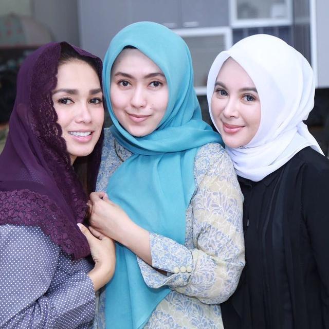 Potret Ussy Sulistiawaty saat berhijab