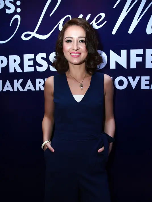 Selalu berkomunikasi memang menjadi cara keluarga Julie jaga keharmonisan. Mereka memiliki grup chat keluarga agar selalu bisa berhubungan antara satu dengan lain atau sekedar mengucapkan ‘I love you’ buat mama. (Deki Prayoga/Bintang.com)