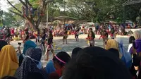 Di tengah pandemi Covid-19, pentas seni yang menghadirkan kerumunan penonton digelar di lokasi KPH Randublatung, Kabupaten Blora, Jawa Tengah. (Liputan6.com/ Ist/ Facebook Bang Ba)