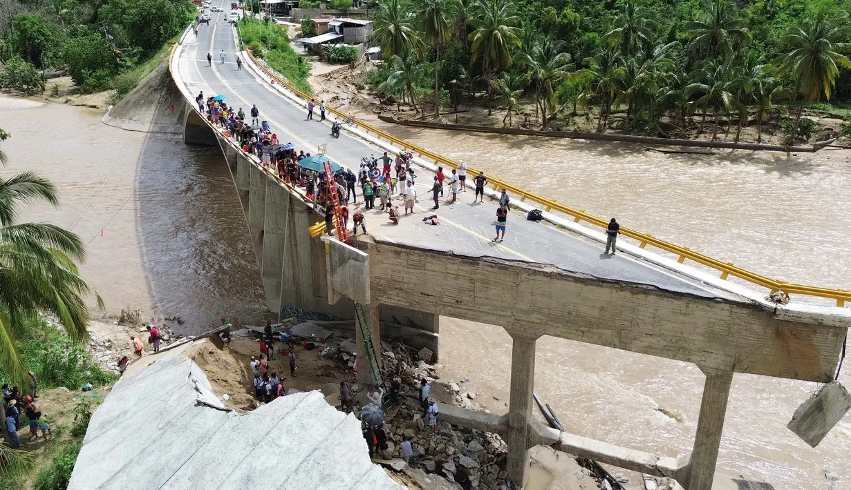 Di Guerrero, 18 orang dikabarkan tewas, banyak di antaranya akibat tertimbun tanah longsor. (Francisco ROBLES/AFP)