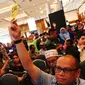 Peserta mengangkat nomor urutnya saat menawar harga dalam ajang Lelang Expo 2017 di JCC, Jumat (22/9). Ada puluhan barang rampasan KPK dari sejumlah terpidana korupsi mulai dari perhiasan, telepon selular, motor hingga mobil. (Liputan6.com/Angga Yuniar)