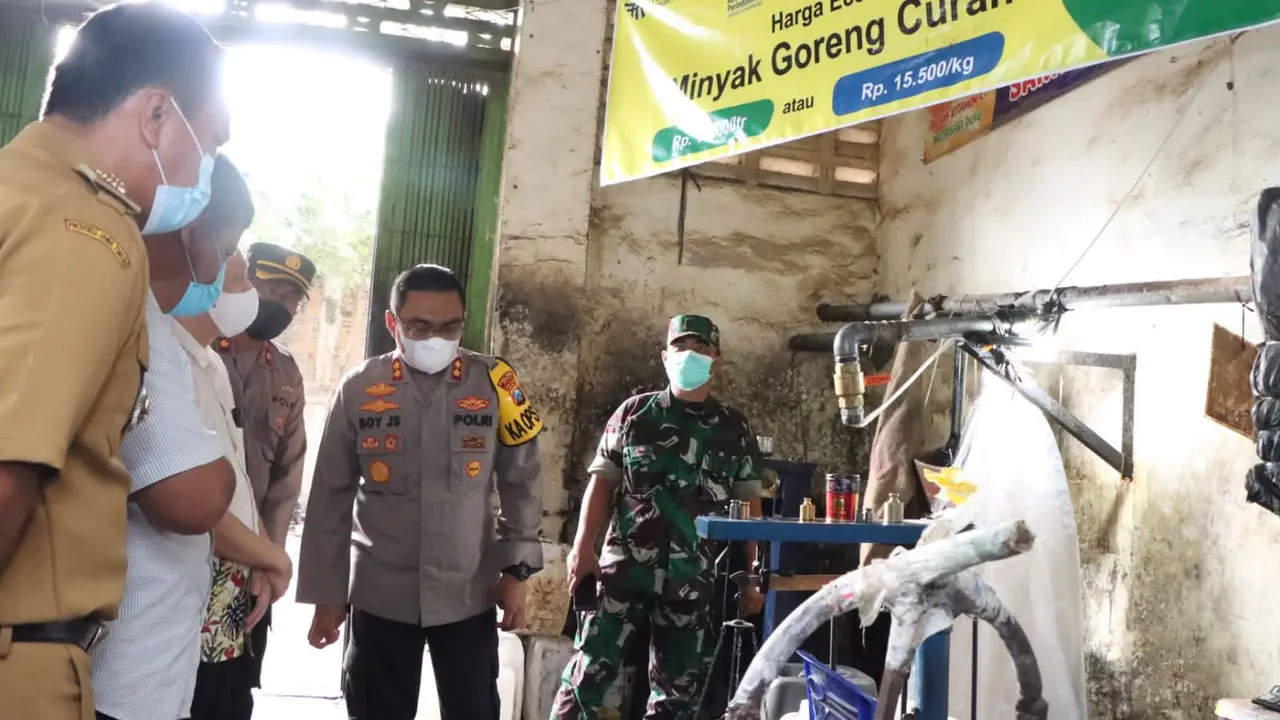 Kapolres Nganjuk AKBP Boy Jeckson meninjau penjualan minyak goreng curah. (Dian Kurniawan/Liputan6.com)