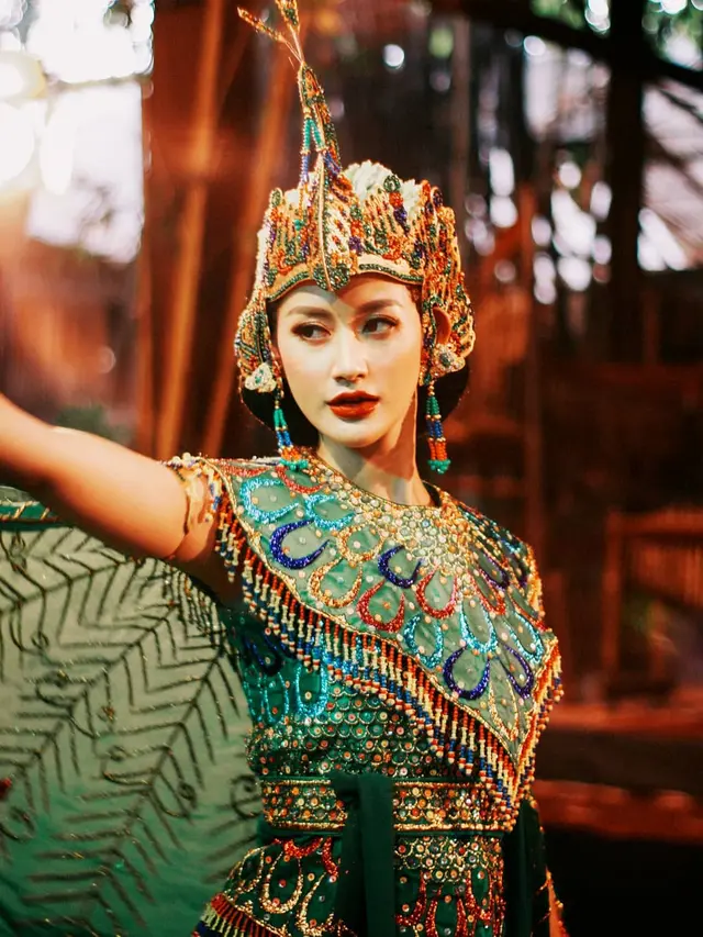 Potret Ayu Maulida Saat Kenakan Kostum Tari Merak. (Sumber: Instagram/ayumaulida97)