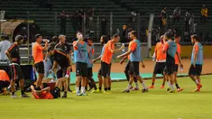 Pemain Juventus beristirahat sambil meminum air di sela-sela latihan di Stadion GBK Jakarta, (5/8/2014). (Liputan6.com/Helmi Fithriansyah)