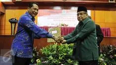 Ketua Umum PBNU KH Said Aqil Siradj memberikan laporan hasil deklarasi kepada Kepala BNN, Budi Waseso saat acara  Lembaga Persahabatan Ormas Islam deklarasi melawan Narkoba demi menyelamatkan Negara di Jakarta, Kamis (22/12). (Liputan6.com/Johan Tallo)