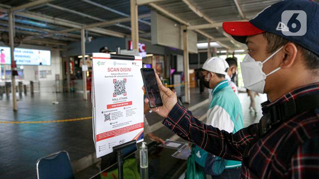 Uji Coba Aplikasi PeduliLindungi di Stasiun KRL