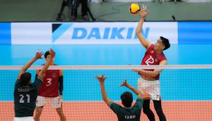 Pemain Timnas voli putra Indonesia, Rivan Nurmulki melakukan smash saat melawan Myanmar pada babak penyisihan Grup B SEA Games 2025 di di Stadion Indoor Huamark, Bangkok, Thailand, pada Senin (15/12/2025) pagi WIB. (Bola.com/Bagaskara Lazuardi)