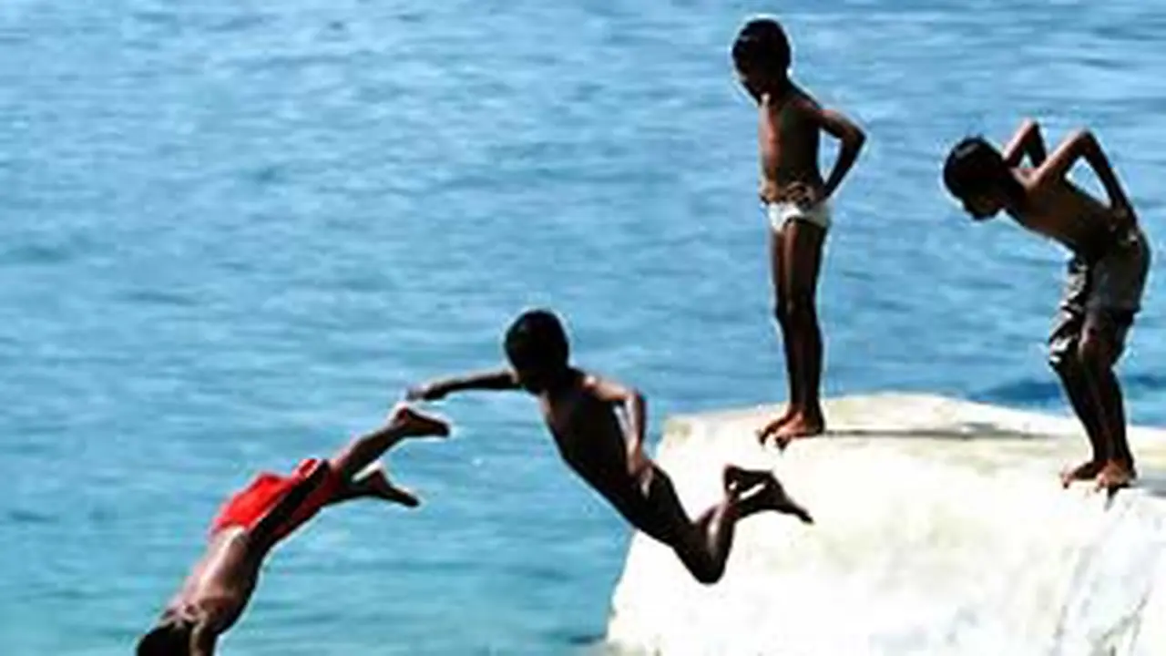 Ajari anak berenang