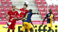 Pemain Liverpool, Kostas Tsimikas, berebut bola dengan pemain RB Salzburg, Chukwubuike Adamu, pada laga persahabatan di Stadion Red Bull Arena, Salzburg, Selasa (25/8/2020). Kedua tim bermain imbang dengan skor 2-2. (AP Photo/Matthias Schrader)