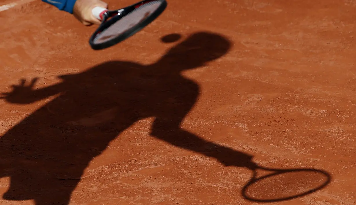 Bayangan petenis Amerika Serikat, Jared Donaldson mengembalikan bola saat melawan petenis Bulgaria, Grigor Dimitrov pada ajang Prancis Terbuka 2018 di Roland Garros stadium, Paris, France, (30/5/2018).  (AP/Thibault Camus)