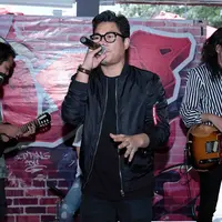 Grup band Armada baru saja merilis single terbaru yang berjudul Asal Kau Bahagia. Kesuksesaan untuk single barunya kali ini sempat tak disangka oleh Armada sendiri. Baru dua hari, mereka sudah berhasil mencapai target. (Deki Prayoga/Bintang.com)