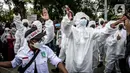 Petugas Satgas COVID-19 dari personel kepolisian meminta peserta aksi solidaritas untuk Palestina menjaga protokol kesehatan di depan Kedutaan Besar AS, Jakarta, Selasa (18/5/2021). Massa mengutuk dan mengecam keras kekerasan yang dilakukan Israel atas Palestina. (Liputan6.com/Faizal Fanani)