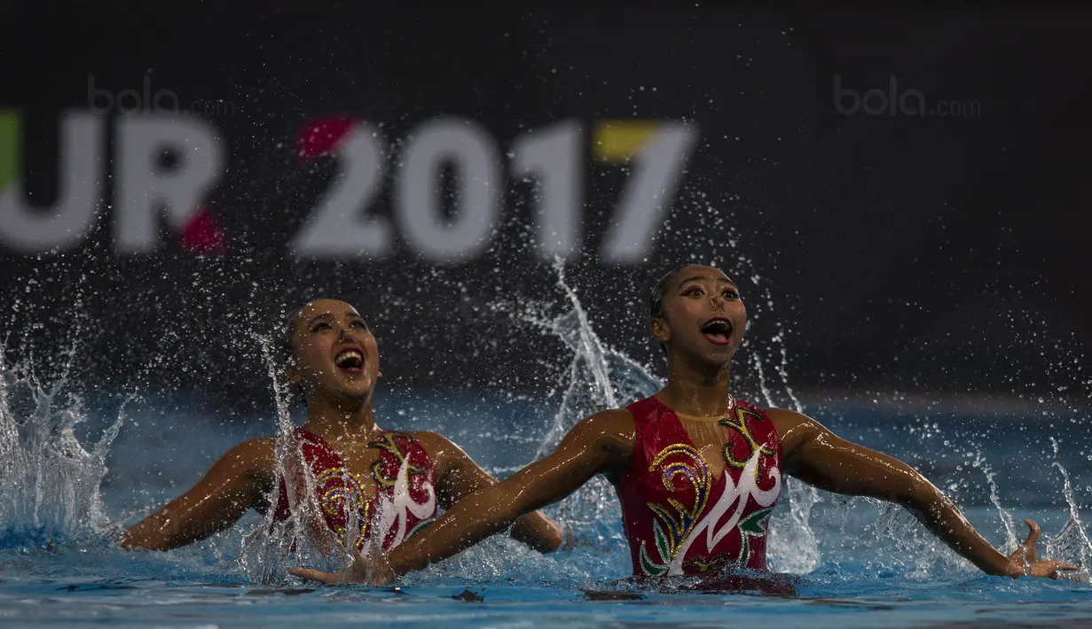 Pasangan Anisa Feritrianti dan Claudia Megawati, saat tampil pada cabang renang indah di Aquatic Center, Kuala Lumpur, Kamis (18/8/2017). Pasangan ini berhasil meraih medali perunggu. (Bola.com/Vitalis Yogi Trisna)